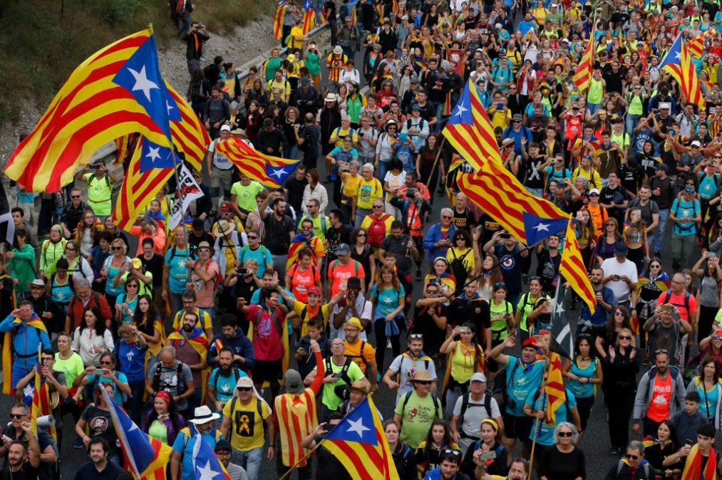 Sigue la violencia en Barcelona, mientras Bélgica le quita la inmunidad al exlíder catalán Puigdemont