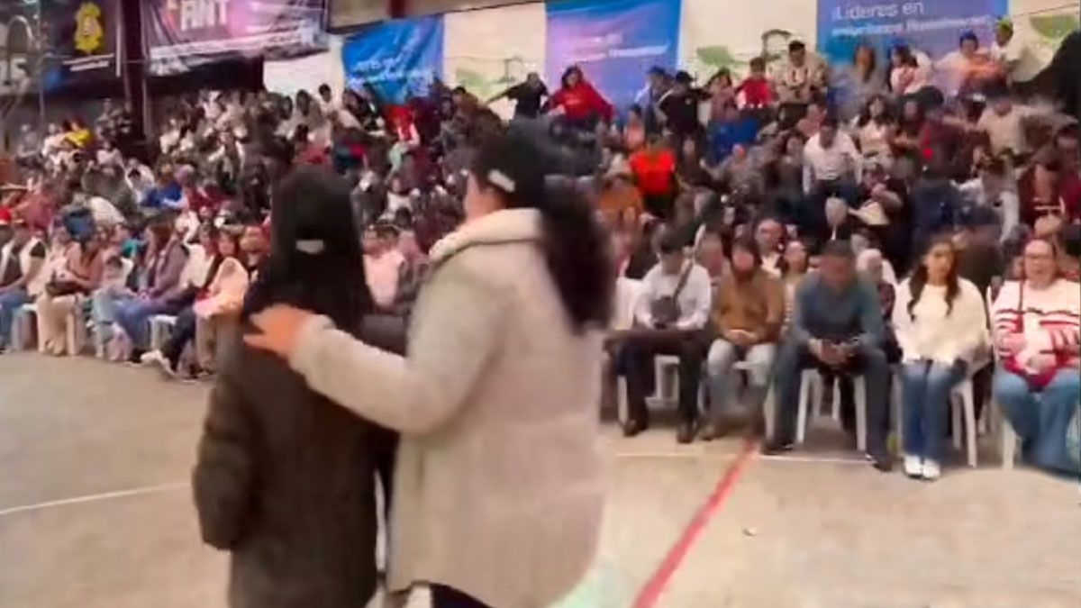 Una tribuna se derrumbó llena de personas en Guatemala. Celebraban la llegada del Año Nuevo. ( Foto: Captura de TV)