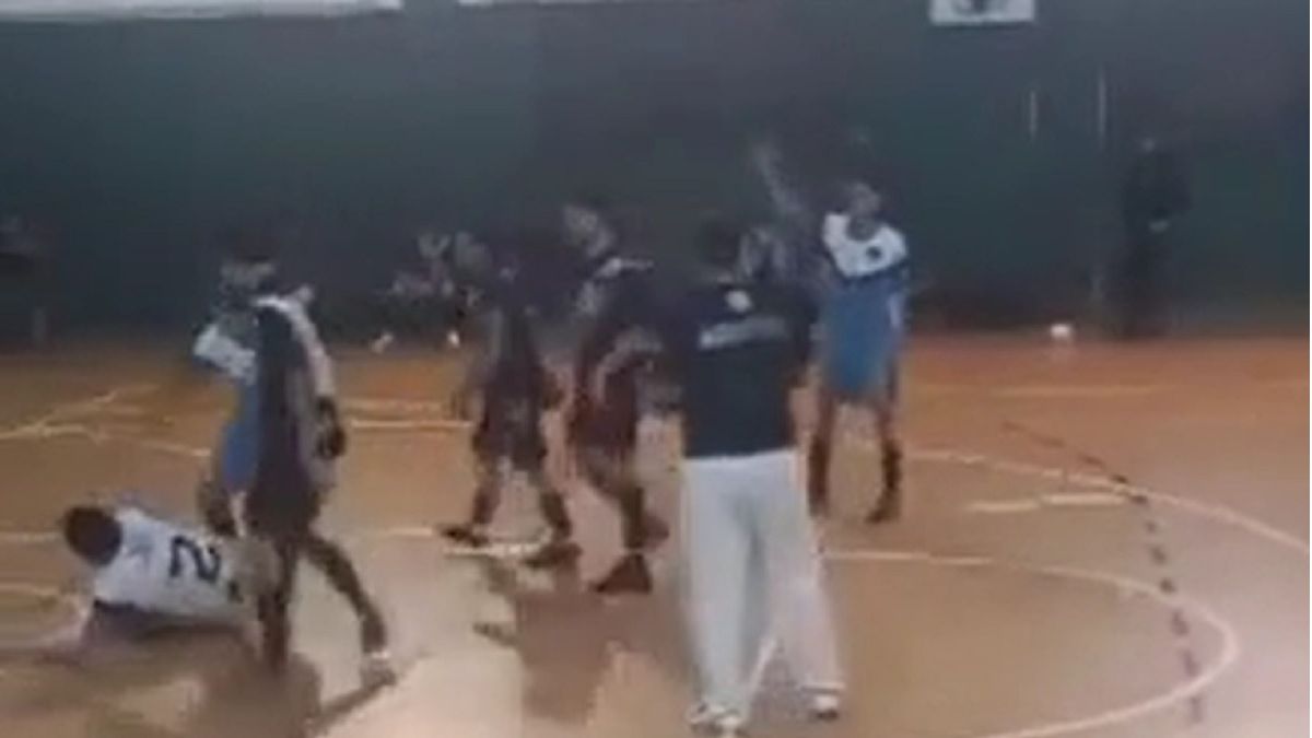 Más violencia en el fútbol. El momento del impactante cabezaso. Foto: captura de video.&nbsp;