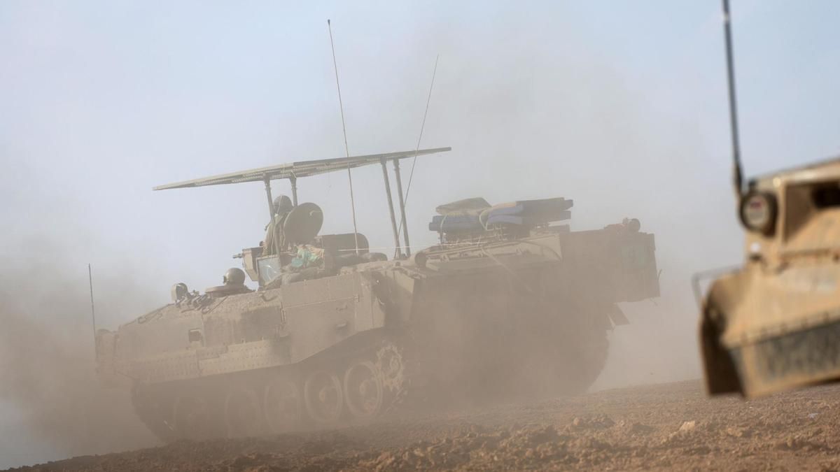 Tanques de combate israel&iacute;es apostados en la frontera con Gaza. (Foto: EFE)