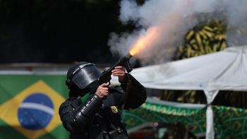 La policía lanza gases para dispersar a los camioneros que cortan rutas en Brasil (Foto: Telam) La policía lanza gases para dispersar a los camioneros que cortan rutas en Brasil (Foto: Telam)