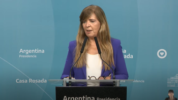 Gabriela Cerruti, portavoz presidencial, respondió a la consulta de A24.com en la conferencia de prensa semanal en Casa Rosada. Foto: Captura de pantalla.