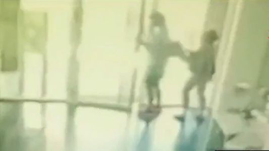 Video brutal: arrastró a su pareja por el hall de su edificio y la encerró en un departamento