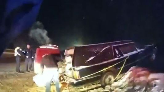 El chofer de un coche fúnebre quedó al borde de un precipicio: lo salvó el muerto que llevaba atrás