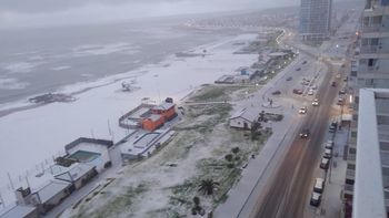 Miramar, teñida de blanco: las impactantes imágenes de la playa cubierta de nieve Miramar, teñida de blanco: las impactantes imágenes de la playa cubierta de nieve