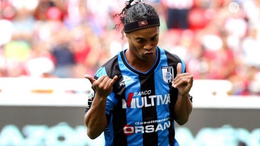 Ronaldinho comenzó el año rodeado de bellas mujeres