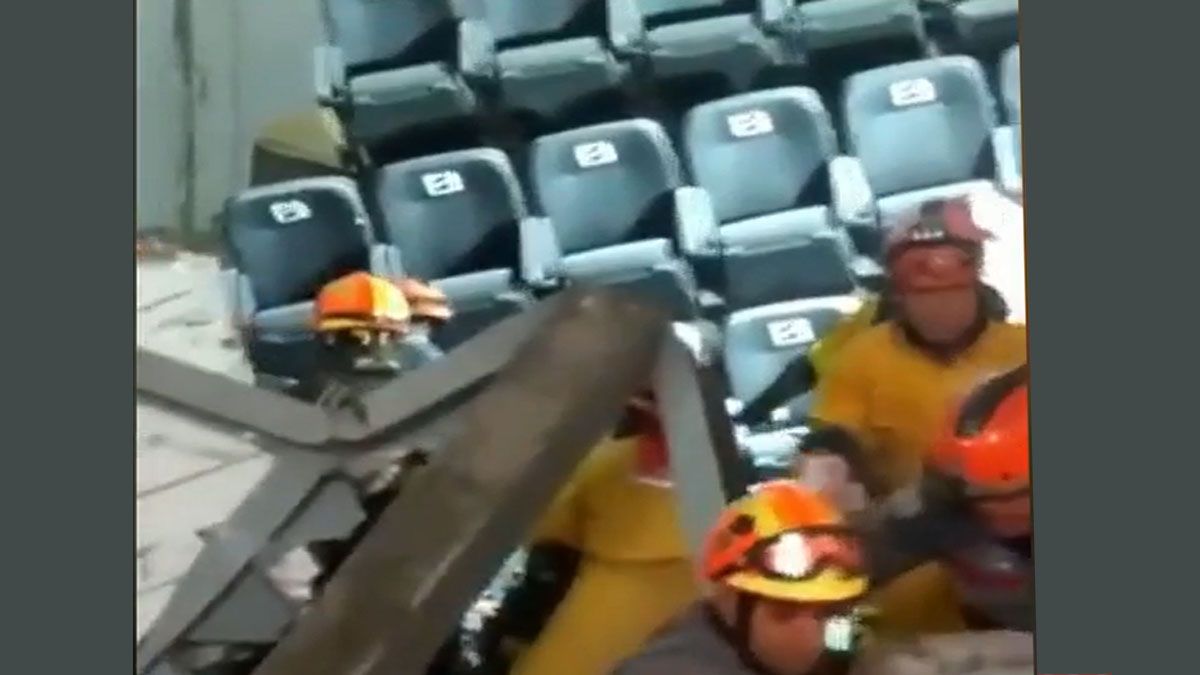 Los bomberos rescataron a las personas atrapadas en la estructura colapsada. Entre ellos dos diputados del congreso brasileño (Foto: captura de TV)
