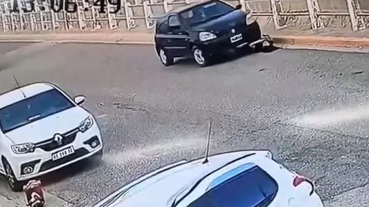 Insólito accidente: se bajó del auto, olvidó un detalle clave y terminó atropellada por su propio vehículo