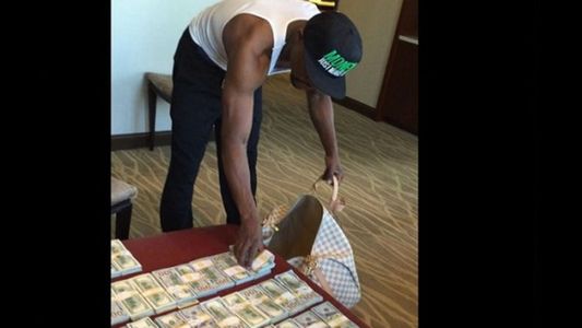 Polémica ostentación del campeón de boxeo Floyd Mayweather