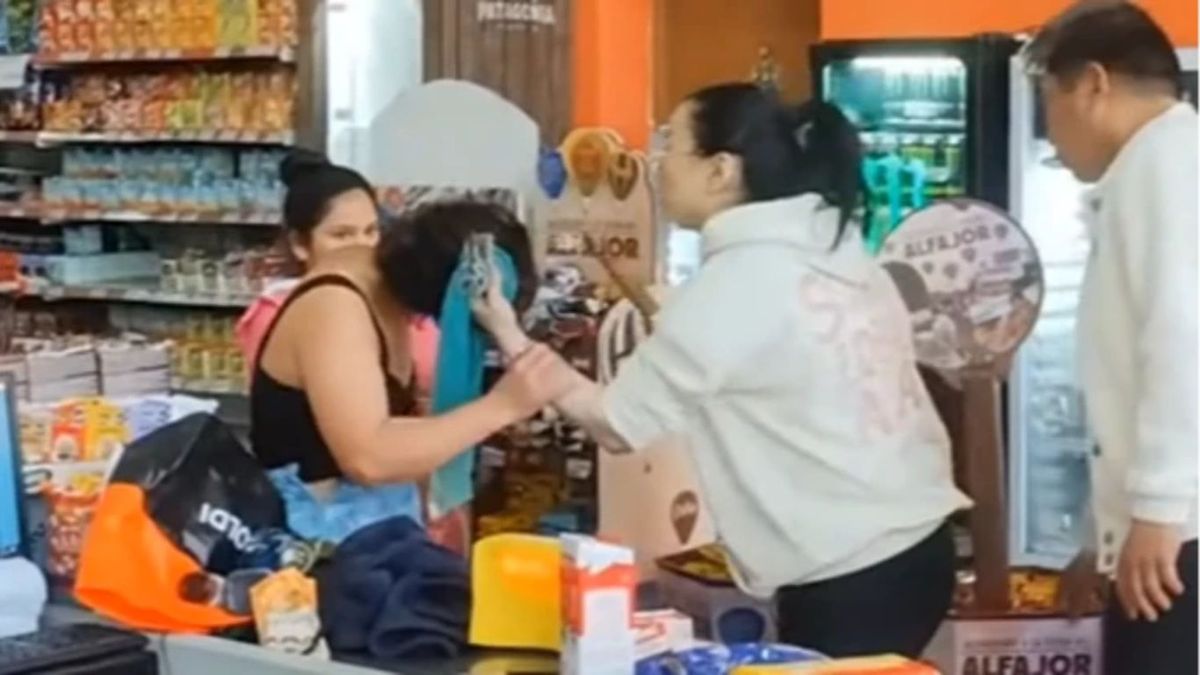 Intentó robar en un súper chino y la reacción de la cajera se volvió viral. (Foto: captura video)
