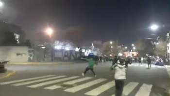 Video | La barra de Nueva Chicago se enfrentó a la Policía: corridas, balas y 15 agentes heridos