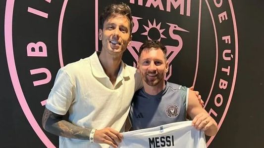 Lionel Messi posó con la camiseta de un club argentino y revolucionó las redes