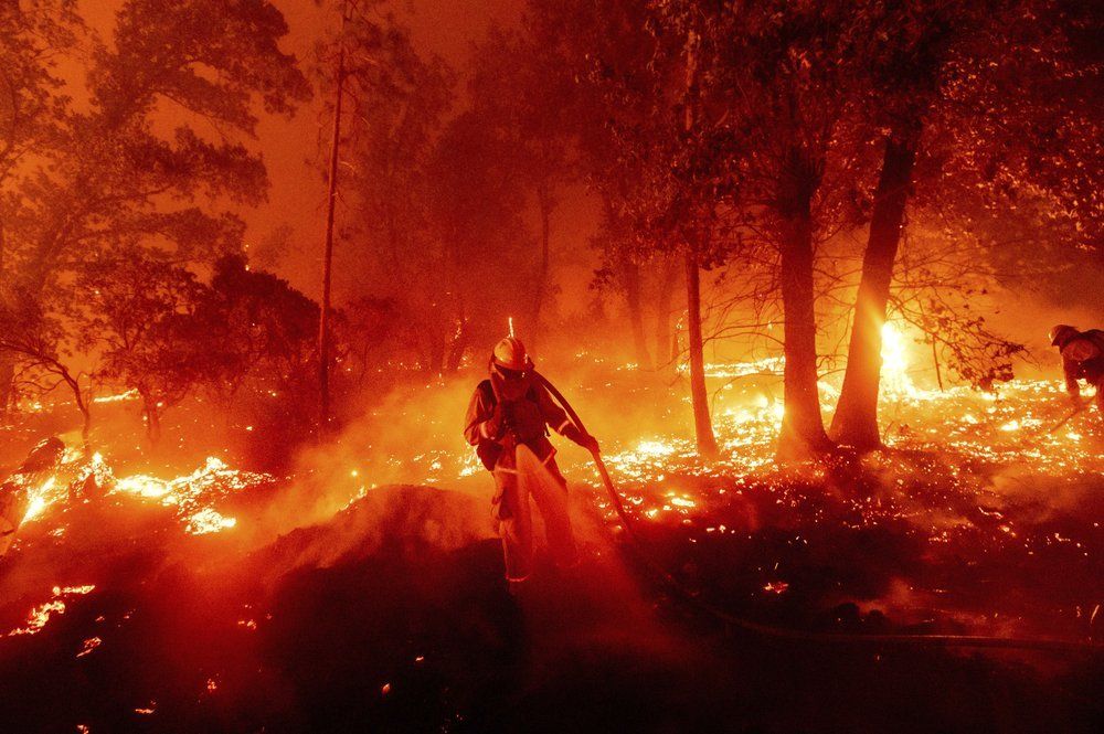 Las impresionantes imágenes de los incendios en la costa oeste de Estados Unidos: 36 días seguidos de lucha contra el fuego