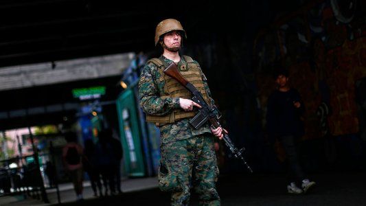 Piñera militariza parte de Santiago luego de las violentas protestas por el aumento del subte