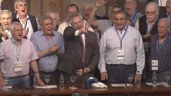 El Gobierno descarta un bono navideño para trabajadores pero calma a la CGT con desembolsos para las obras sociales