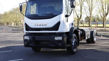 Iveco presentó a su renovado camión Iveco Tector a GNC, producto de su amplio portfolio de vehículos propulsados con energías alternativas. El renovado Tector a GNC en su versión rígida y configuración 4x2 cabina corta, es impulsada por un motor FPT Industrial NEF 6, ciclo OTTO de 210 CV y 750 Nm de torque. El vehículo cuenta con seis tanques de GNC, cada uno con una capacidad de 80 litros, otorgándole una autonomía aproximada entre 300 y 400 kilómetros (dependiendo de la carga y modo de conducción), ofreciendo potencia y bajo nivel de emisiones gaseosas y sonoras, ideal para las tareas urbanas y misiones nocturnas.