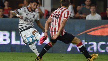 Laterales audaces, movilidad y búsqueda de espacios: así desactivó River la presión de Estudiantes