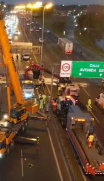 Un camión chocó contra un auto en la Panamericana, volcó y quedó partido en dos