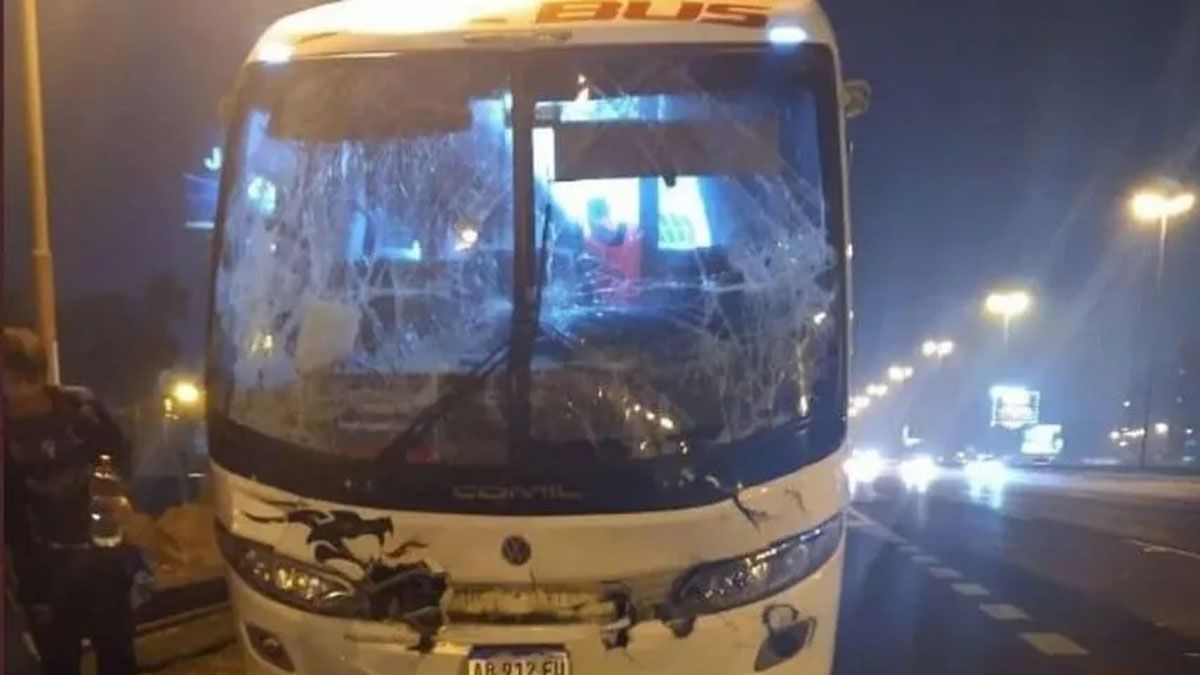 Así quedó el micro que trasladaba a un grupo de hinchas de Tigre.&nbsp;