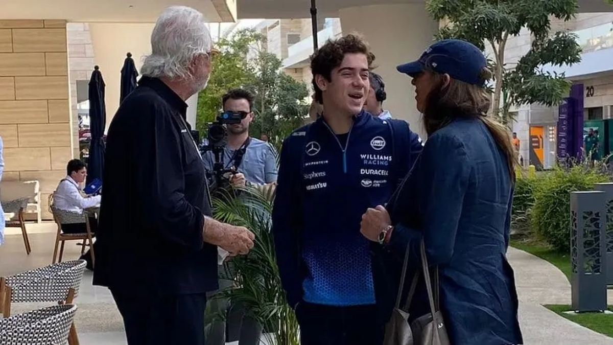 Colapinto y su m&aacute;nager, reunidos con Briatore en Qatar. (Planet F1)