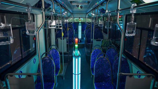 China: desinfectan colectivos en cinco minutos con rayos ultravioleta