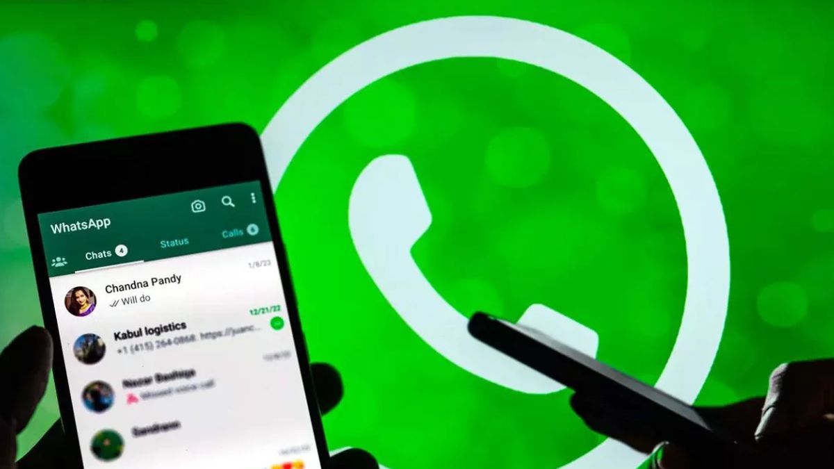 Descubrí cómo saber quién te escribió por WhatsApp sin tener que mirar la pantalla del celular.