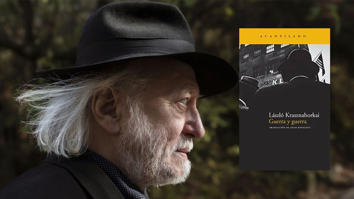 El ganador del Nobel de Literatura con una de sus obras que están traducidas al castellano. (Foto: A24.com)