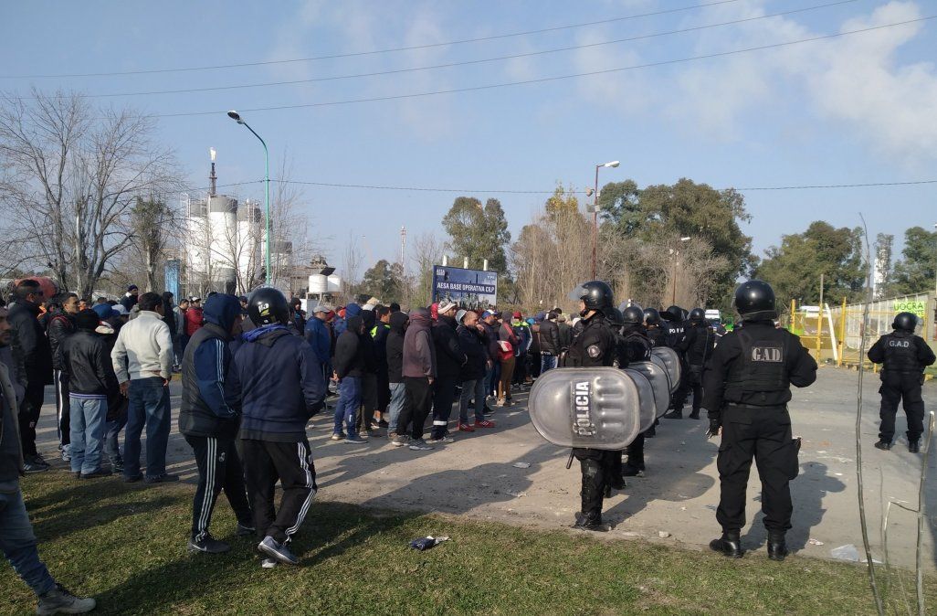 Nuevos incidentes en la destilería YPF de Ensenada entre trabajadores de la UOCRA
