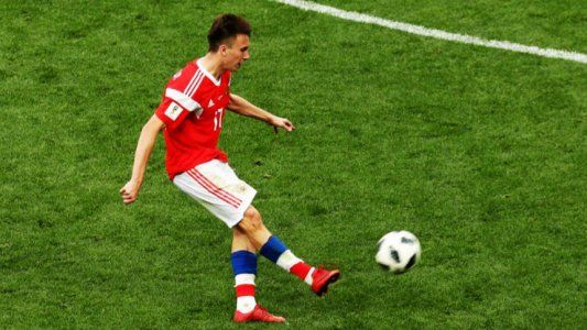 Un golazo de tiro libre liquidó la goleada de Rusia