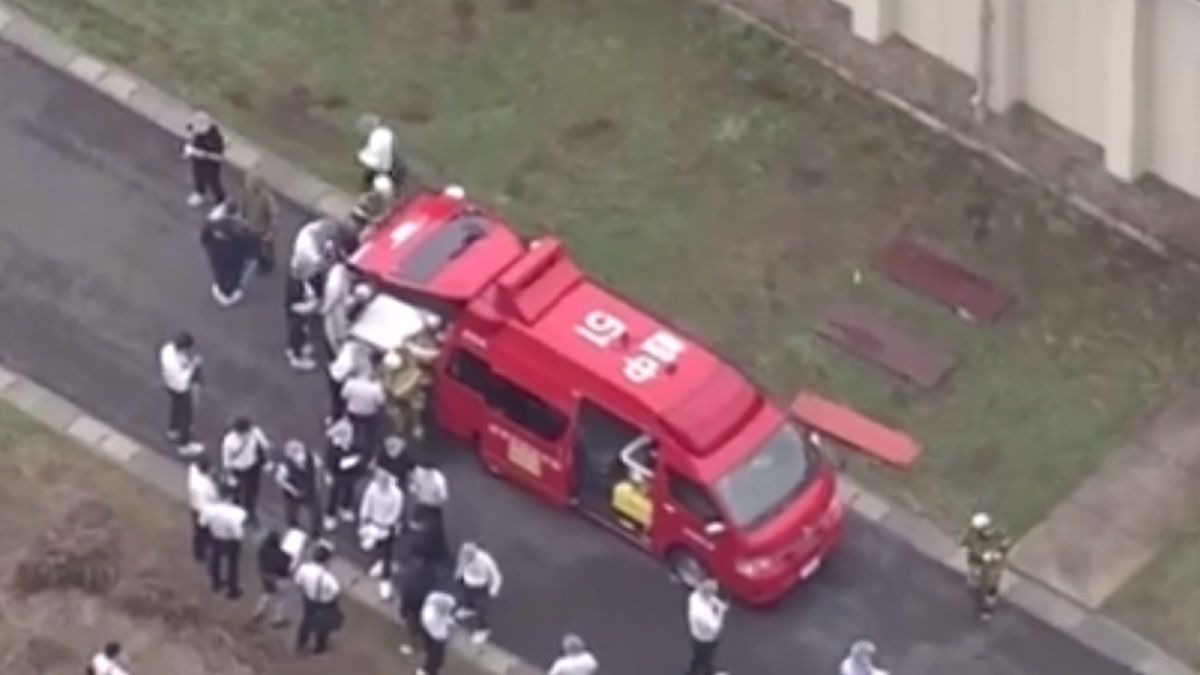 Las ambulancias retiraron del lugar a los dos soldados muertos y evacuaron al herido. (Foto:Captura de TV)