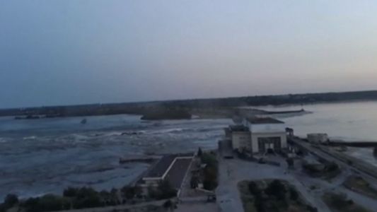 Alerta máxima por una represa bombardeada y destruida: Rusia y Ucrania se acusan mutuamente