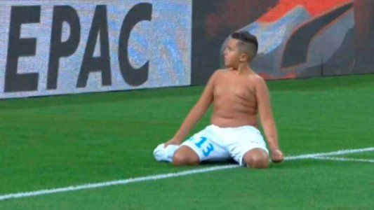 Tenía que hacer el puntapié inicial pero se salió del libreto y terminó metiendo un gol