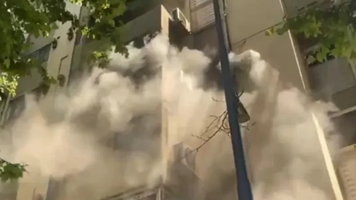 Feroz incendio en Flores. (Foto: captura)