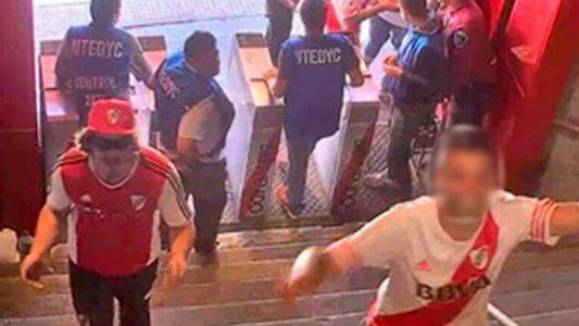Así ingresaba al Monumental el detenido por el ataque al micro de Boca