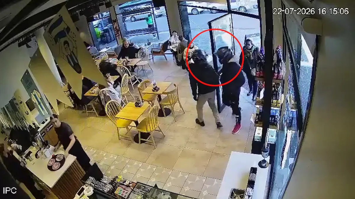 Dos motochorros armados irrumpieron en una confitería de Avellaneda y le arrebataron un bolso a un matrimonio. (Foto: captura)
