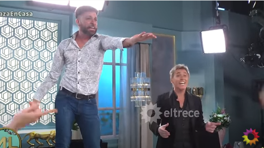 Martín Bossi descontroló la mesa de Mirtha Legrand y terminó parado en una silla