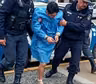 Esposado, descalzo y en bata: así trasladaron al acusado de matar a su hija de tres años