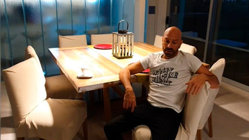 Fredy Villarreal le encontró la vuelta con humor a la solitaria cuarentena en su imponente casa