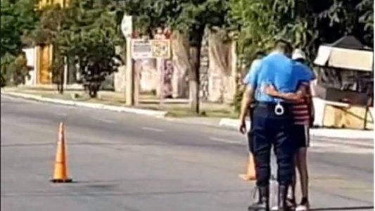 Imagen viral: el policía que llora a su amiguito de 10 años, atropellado cuando iba en bicicleta