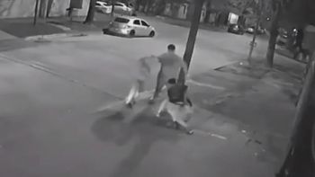 El estremecedor video de la brutal golpiza en patota a un adolescente a la salida de un boliche