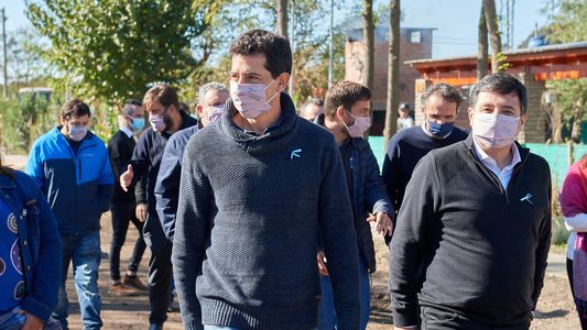 En plena campaña, Wado De Pedro festejó con afiliados al PAMI: Volvimos a abrazarnos y festejar