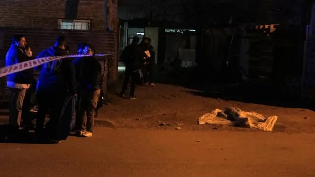 Rosario: el cuerpo de la víctima quedó tendido muy cerca del ingreso a uno de los búnker (Foto: gentileza Rosario3).