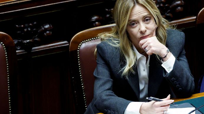 Meloni anunció nuevas medidas en las escuelas de Italia: límite de alumnos extranjeros y prohibición del velo