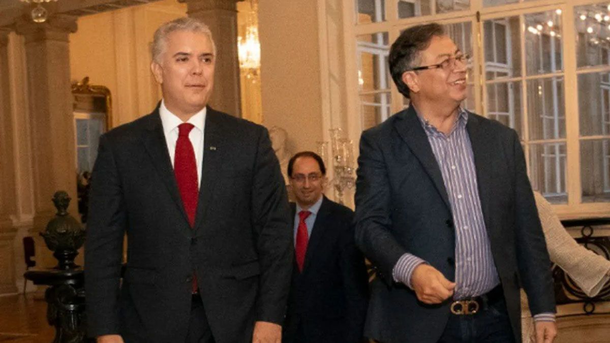 un gesto de continuidad institucional, más allá de la ideología. El presidente saliente, Iván Duque condecora al entrante, Gustavo Petro (cuenta de Twitter de Gustavo Petro)