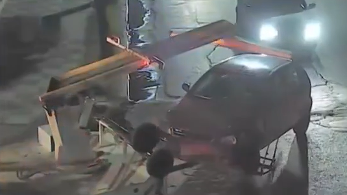 La peligrosa secuencia terminó con una persecución policial y la detención del automovilista. (Foto: captura)