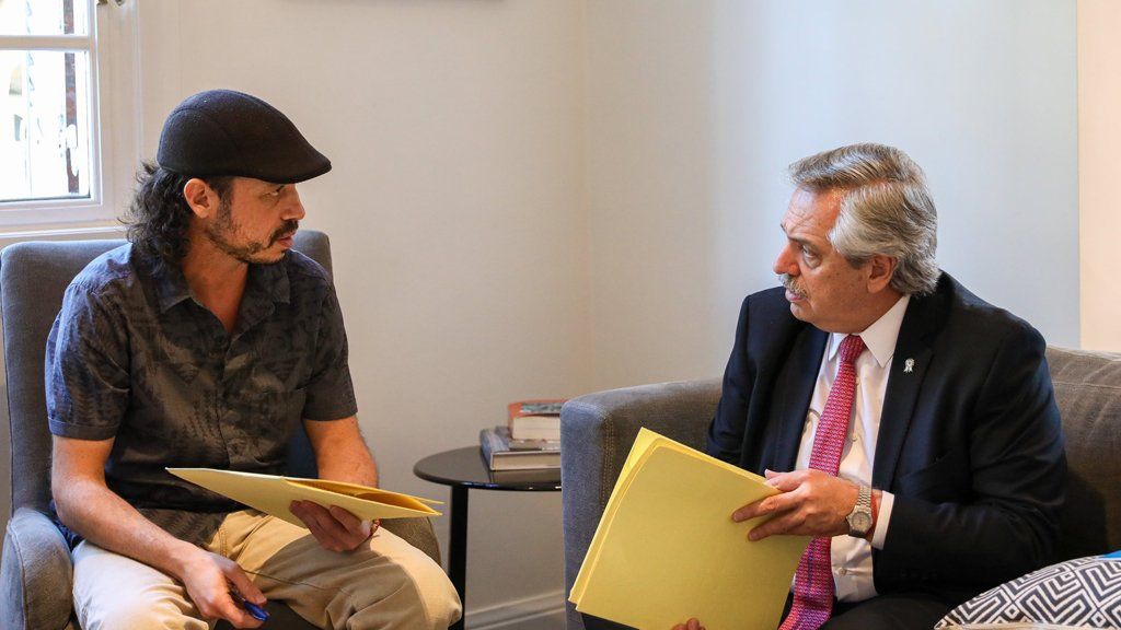 Tras el aumento de casos de coronavirus en los barrios vulnerables, Alberto recibió al referente de la Garganta Poderosa