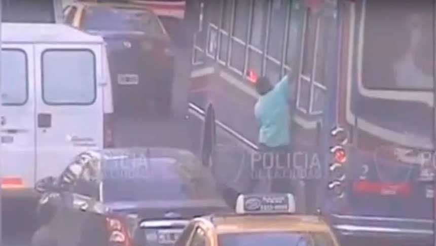 Así fue el momento en el que un ladrón realizó un robo canguro en Once