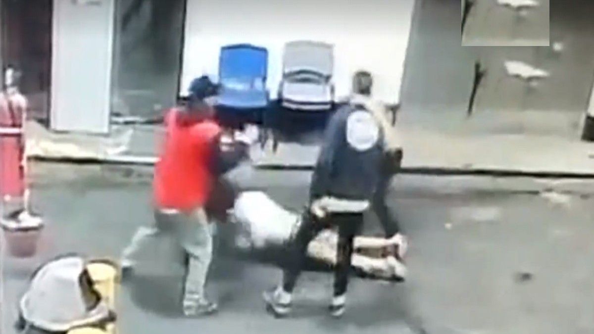 El brutal ataque de la patota fue registrado por una cámara del lugar.&nbsp;