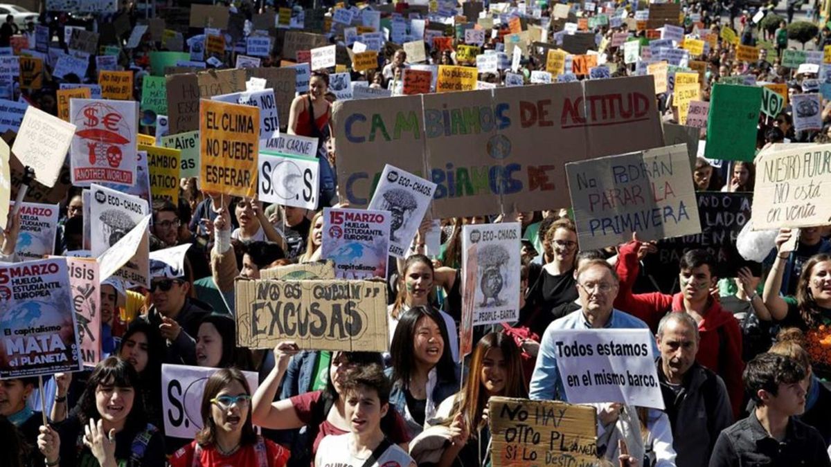 Multitudinaria marcha en Plaza de Mayo en contra del cambio climático.