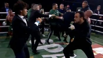 Video grotesco: la pelea que terminó en batalla campal arriba del ring, con un contrincante noqueado